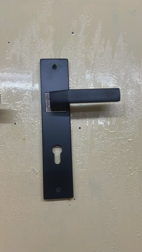 Gagang Pintu Hitam
