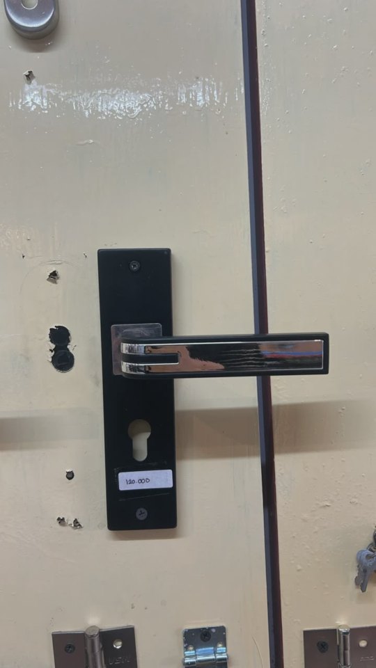 Gagang Pintu Hitam