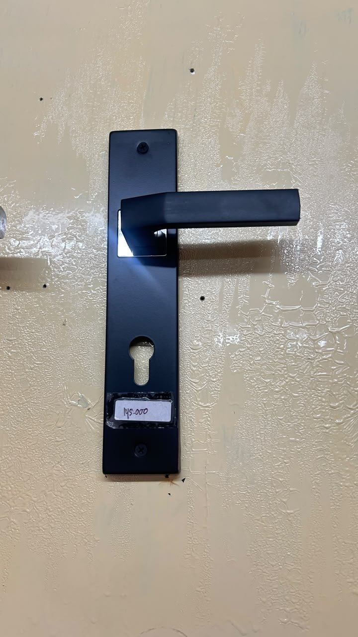 Handle pintu hitam besar foto 1