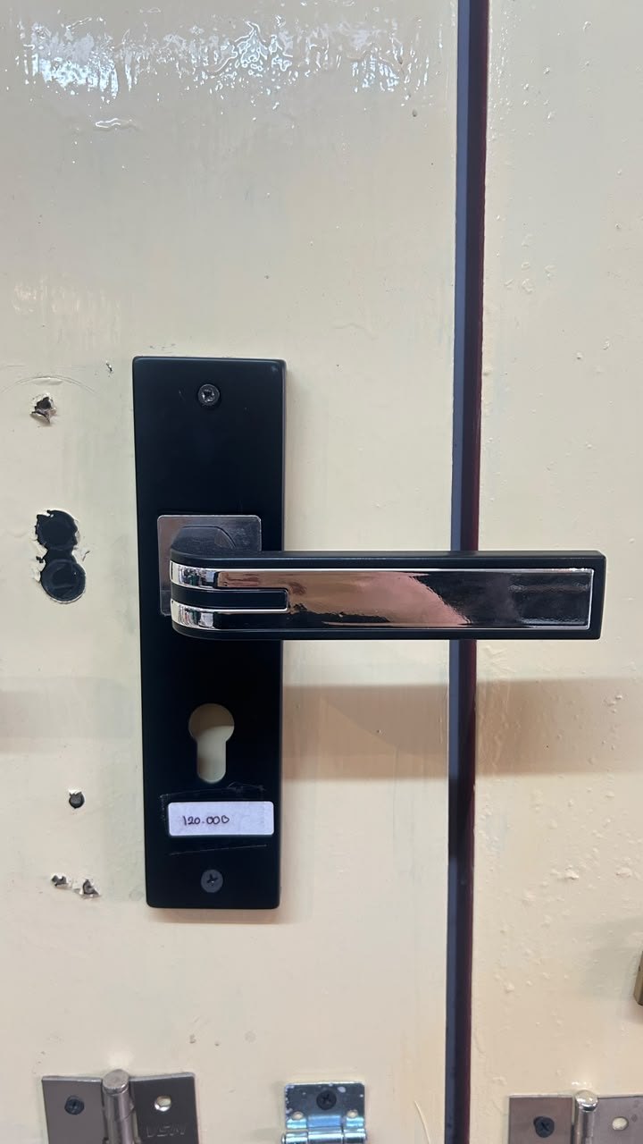 Handle pintu hitam kecil foto 1